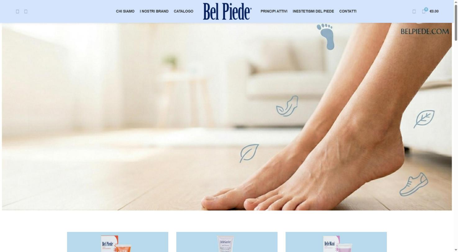 Home di Bel Piede: un piede nudo in primo piano su parquet chiaro, con il logotipo blu del marchio sopra la fascia azzurra del menu.