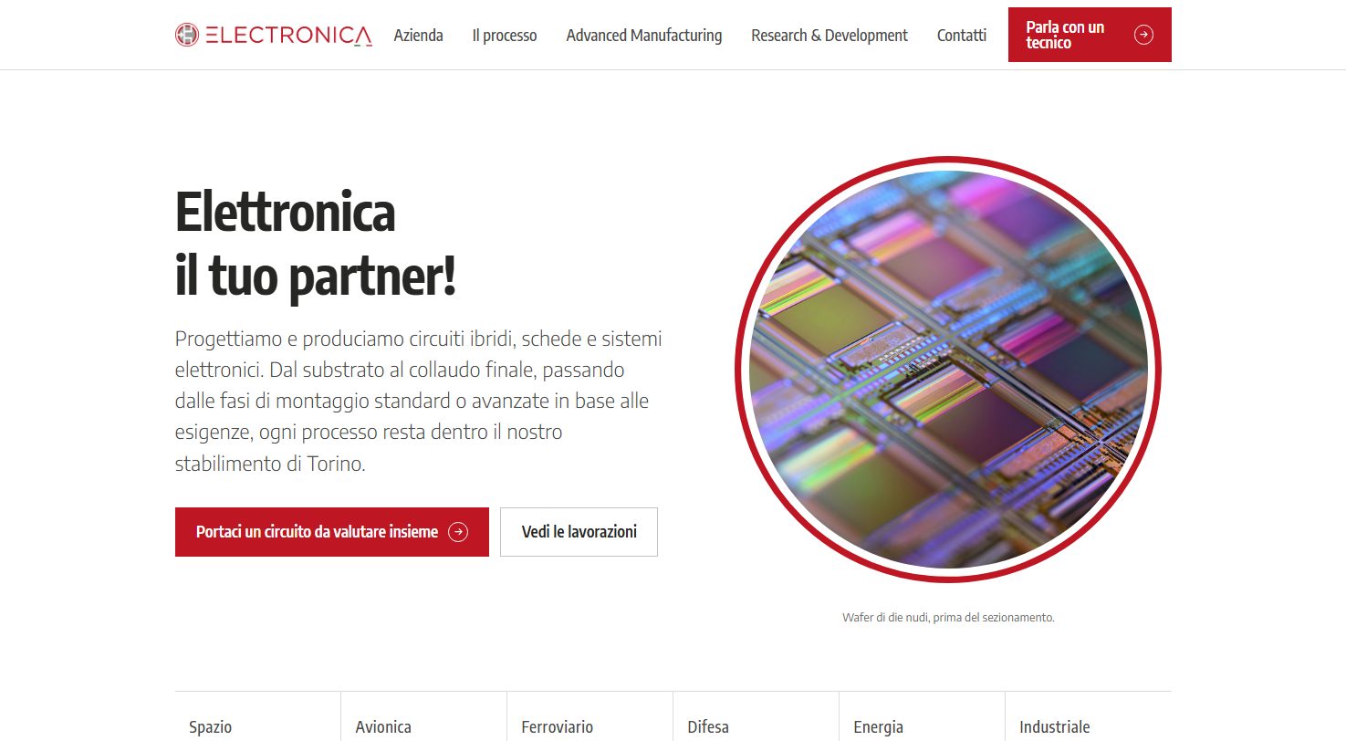 Home di Electronica: titolo nero «Elettronica il tuo partner» accanto alla macro di un wafer di die nudi dentro un cerchio rosso.