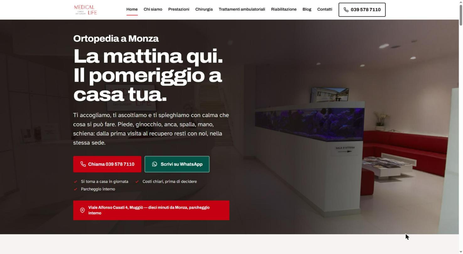 Home di Ortopedia Monza: la sala d'attesa della clinica Medical Life in penombra, con il titolo bianco «La mattina qui. Il pomeriggio a casa tua» e i due pulsanti per chiamare e scrivere su WhatsApp.