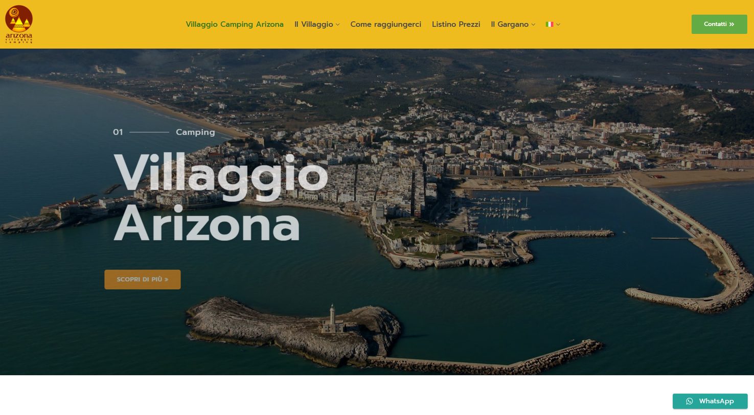 Home del Villaggio Arizona: Vieste ripresa dall’alto fra il mare e il faro, con il nome del villaggio sopra la foto.